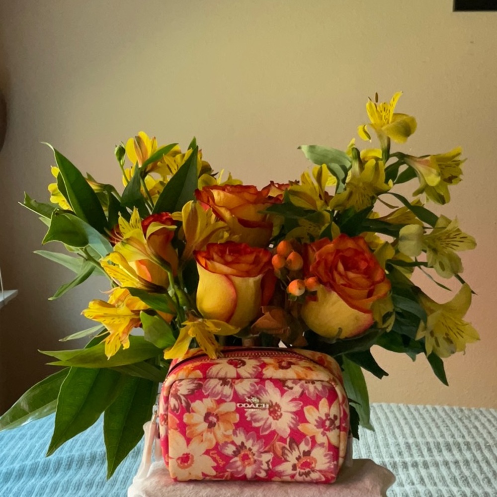 💐 COACH MINI COSMETIC CASE WITH DAISY PRINT 💐 - Picture 2 of 16
